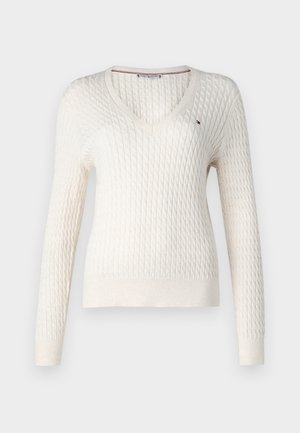 Weißer gestrickter Pullover mit V-Ausschnitt und langen Ärmeln. Verfügt über ein strukturiertes Rautenmuster und ein kleines Logo auf der linken Brust.