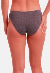 Braguita de bikini gris con un patrón geométrico en gris más oscuro, con una textura suave y un corte moderado en los laterales.