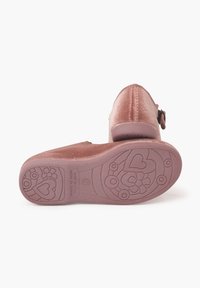 Sametové růžové boty na slip-on s kulatou špičkou, dekorativní sponou a texturovanou gumovou podrážkou se vzory květin a srdcí.