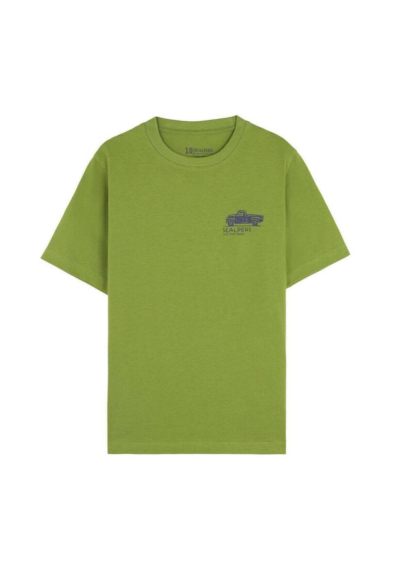 Camiseta de algodón verde con mangas cortas, cuello redondo, que presenta un gráfico azul de un camión en el pecho. Textura suave, corte casual.