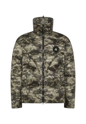 Chaqueta de camuflaje acolchada en tonos de verde y gris, con cuello alto, cremallera completa y logotipo circular en el lado izquierdo del pecho.