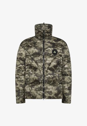 Giacca imbottita mimetica in tonalità di verde e grigio, con collo alto, zip completa e logo circolare sul lato sinistro del petto.