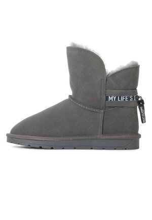 Bottine en suède gris avec une doublure en shearling, bout arrondi et tirant avec une sangle étiquetée "MA VIE." Semelle en caoutchouc plate avec traction.
