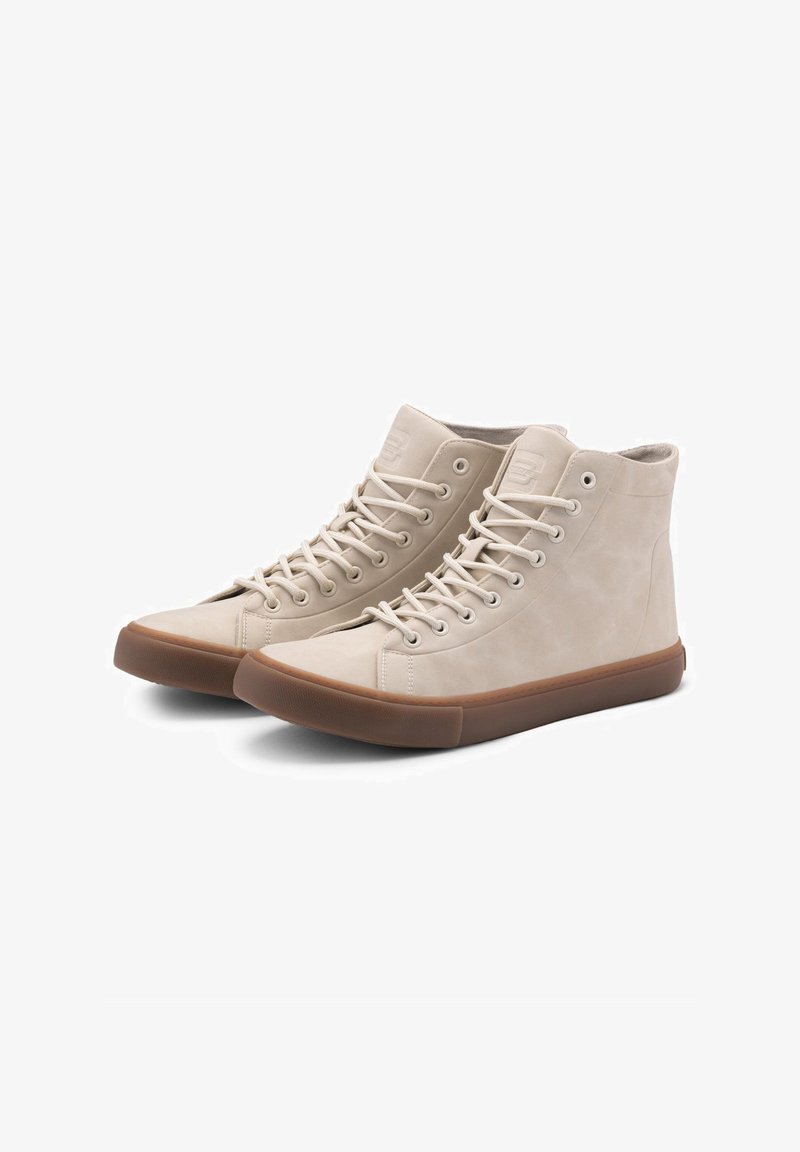 Zapatillas altas beige hechas de cuero suave, con una suela de goma, cordones planos y ojales reforzados para mayor soporte.