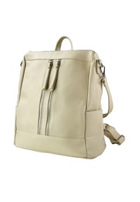 Sac à dos en cuir beige clair avec deux zips à l'avant, une bandoulière réglable, une poignée supérieure et une poche latérale. Texture lisse et design minimaliste.