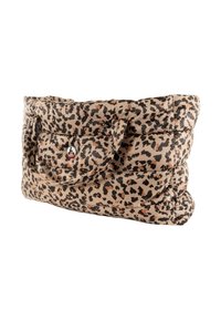 Gewatteerde handtas met luipaardprint in beige, met zwarte en bruine vlekken, een voorvak en dubbele bovenkant handvat voor gemakkelijk dragen.