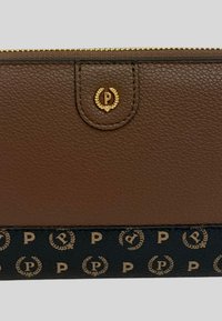 Portafoglio in pelle marrone con una finitura texture, caratterizzato da un emblema dorato e una fascia nera con loghi dorati e motivi di alloro in rilievo.