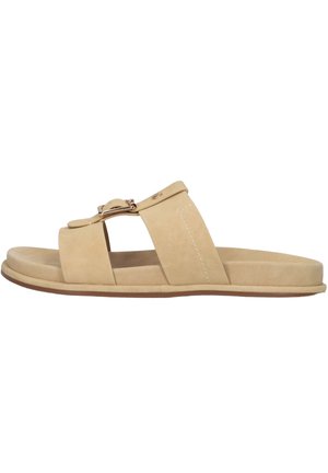 Beige platte open-teen slide sandaal met twee brede bandjes en een kleine gouden gesp op het bovenste bandje.