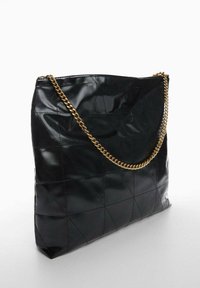 Sac à main en cuir noir matelassé avec une sangle chaîne dorée, présentant une texture lisse et des coutures angulaires pour un détail de design supplémentaire.