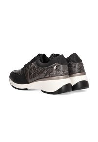 Zapatillas negras con un diseño texturizado, que presentan una parte superior acolchada y una suela gruesa blanca con fondo negro.