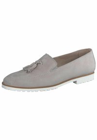 Scarpa slip-on in suede grigio chiaro con dettagli a nappina, suola in gomma bianca e cuciture sottili, progettata per il comfort e l'uso quotidiano.