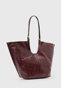 Borsa tote in pelle bordeaux con parte superiore ampia e aperta, manico nero a contrasto e trama subtle, con dettagli in hardware dorato.
