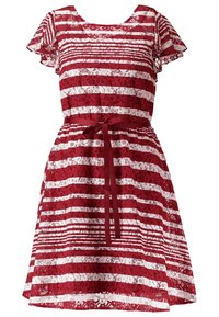 Robe à rayures rouges et blanches en dentelle, avec manches courtes, encolure ronde, ceinture nouée à la taille, ornée de motifs floraux.