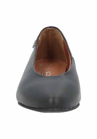 Zapato plano negro con punta redondeada, hecho de cuero liso. El interior presenta un forro marrón. Detalle de cierre lateral para facilitar su uso.