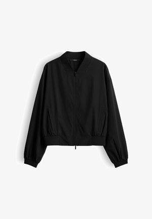 Blouson bomber noir avec fermeture éclair à l'avant, poignets et ceinture côtelés, deux poches latérales et un col simple, étalé à plat sur fond blanc.