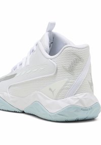 Chaussure de sport blanche avec tige en mesh, col rembourré et semelle texturée. Présente des accents argentés subtils et un logo distinct "PUMA BITE".