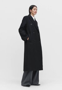 - Klasyczny płaszcz