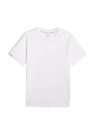 Prosty biały T-shirt z krótkim rękawem i okrągłym dekoltem z subtelnym napisem „SPORT TECHNOLOGY” wewnątrz kołnierza oraz minimalnym tekstem na lewej krawędzi rękawa.