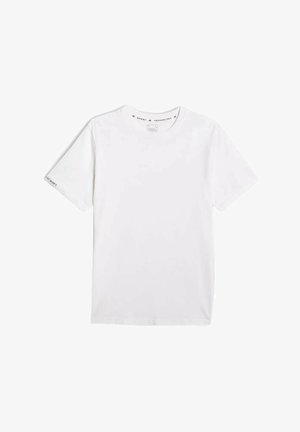 Prosty biały T-shirt z krótkim rękawem i okrągłym dekoltem z subtelnym napisem „SPORT TECHNOLOGY” wewnątrz kołnierza oraz minimalnym tekstem na lewej krawędzi rękawa.