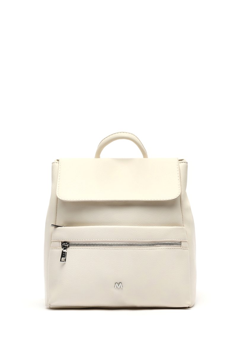 Bela usnjena nahrbtnik s sprednjo zadrgo, pokrovom na preklop, zgornjim ročajem in minimalističnim logotipom spredaj.