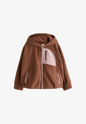Veste en polaire marron avec capuche, fermeture éclair à l’avant, deux poches basses zippées et une poche haute zippée avec détail en tissu beige clair.