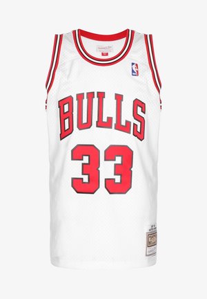 Hvid basketballtrøje med røde detaljer, med "BULLS" i fed skrift på fronten og nummeret "33" på ryggen, lavet af mesh-stof.