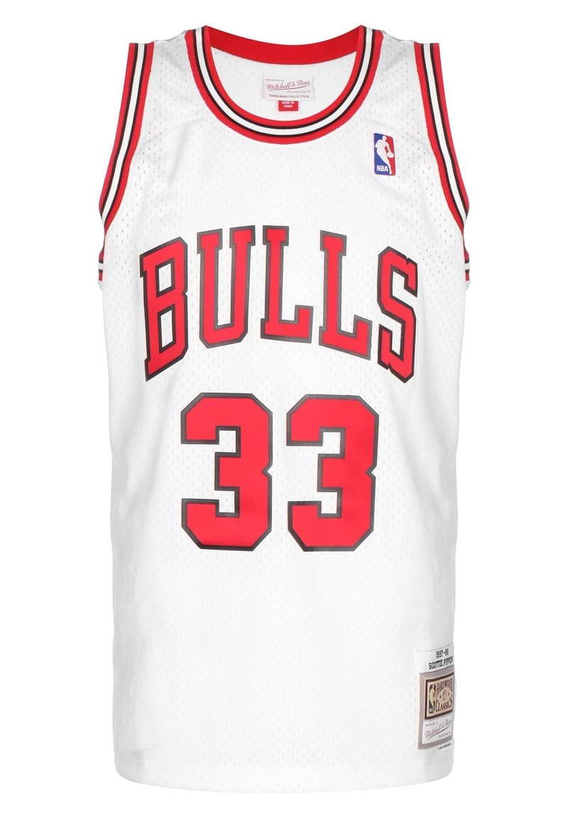 Maglia da basket bianca con dettagli rossi, con la scritta "BULLS" in grassetto sul fronte e il numero "33" sulla schiena, realizzata in tessuto a rete.