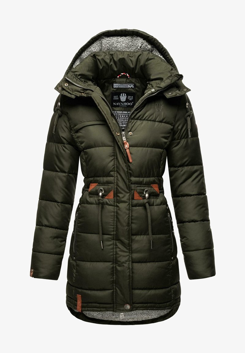 Doudoune vert foncé avec un design matelassé, capuche en fausse fourrure, taille à cordon de serrage et accents en cuir marron. Comprend une fermeture éclair et des poches latérales.