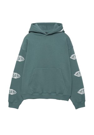 Hanorac verde-albăstrui cu glugă, buzunar tip cangur în față și modele abstracte albe în formă de val imprimate pe ambele mâneci.