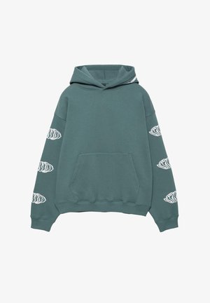 Turkizno zelena majica s kapuco s sprednjim žepom v slogu kenguruja in belimi abstraktnimi vzorci valov, natisnjenimi vzdolž obeh rokavov.