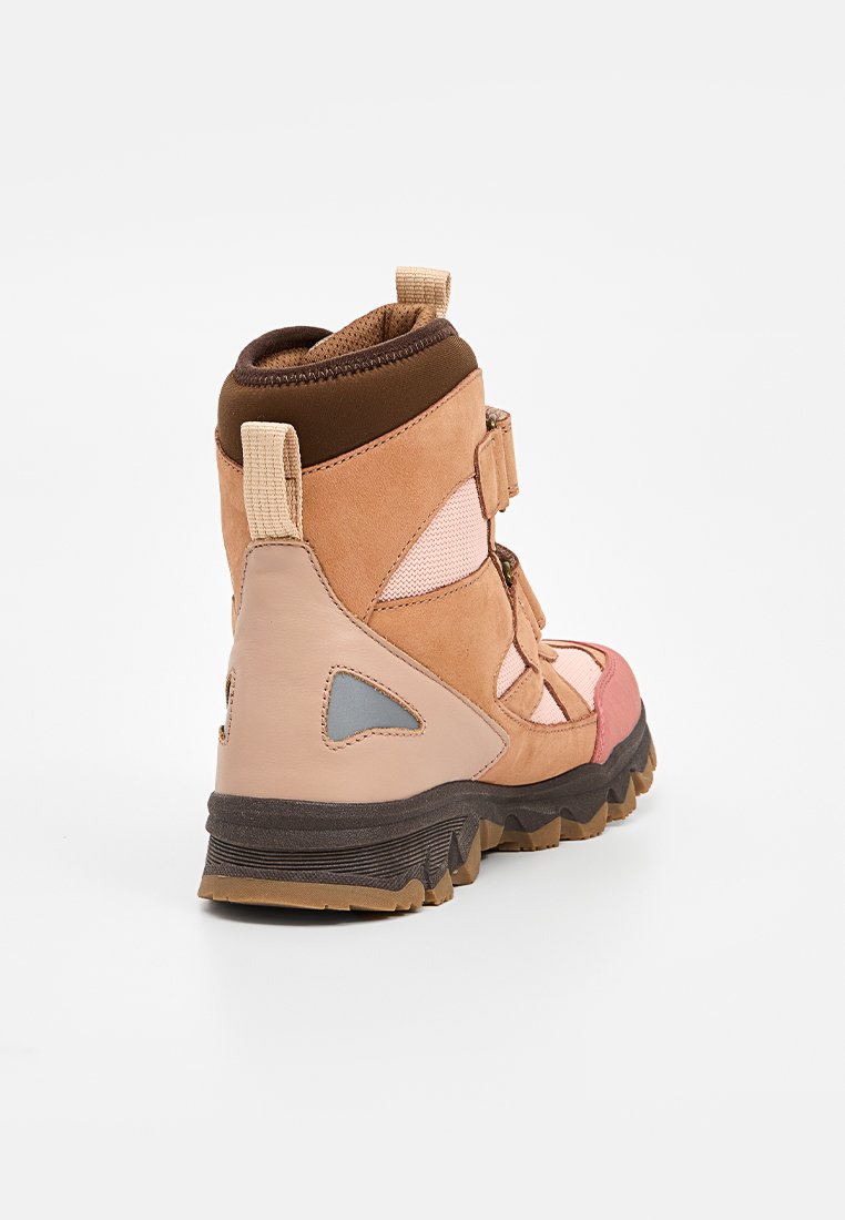 Helle tan-farbene und rosa Wanderschuhe mit hohem Schaft, aus Wildleder und Mesh-Material, Gummisohle und verstellbarem Riemen. Merkmale ein strukturiertes, robustes Design.