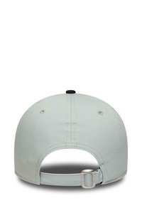 Gorra de béisbol gris claro con visera curvada, textura de tela, un botón negro en la parte superior y una hebilla ajustable plateada en la parte trasera.