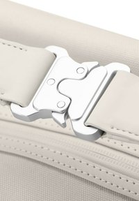 Borsa bianca con una chiusura in metallo argentato e dettagli di cucitura. Il materiale appare testurizzato e resistente, contribuendo al suo design moderno.
