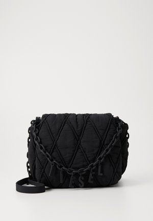 Bolsa crossbody preta acolchoada com padrão de costura em diamante, apresentando uma alça de corrente espessa com letras em formato de encantos soletrando "DIESEL."