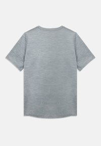 Γκρι κοντομάνικη μπλούζα από μαλακό, υφασμάτινο ύφασμα με υφή, με στρογγυλή λαιμόκοψη και καμπυλωτό τελείωμα με διακριτικό μοτίβο πασπαρτού.