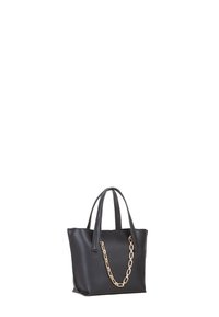 Sort læder tote taske med to håndtag og en gylden kæde som accent. Har en struktureret form og glat tekstur.