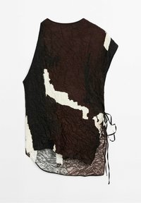 Vêtement sans manches froissé avec blocs de couleurs abstraits noir, marron, blanc et gris et cordons à nouer sur les côtés sur fond blanc.