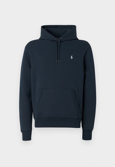 Felpa blu navy realizzata in tessuto morbido, con tasca a marsupio e cappuccio regolabile, dotata di un piccolo logo bianco sul lato sinistro del petto.