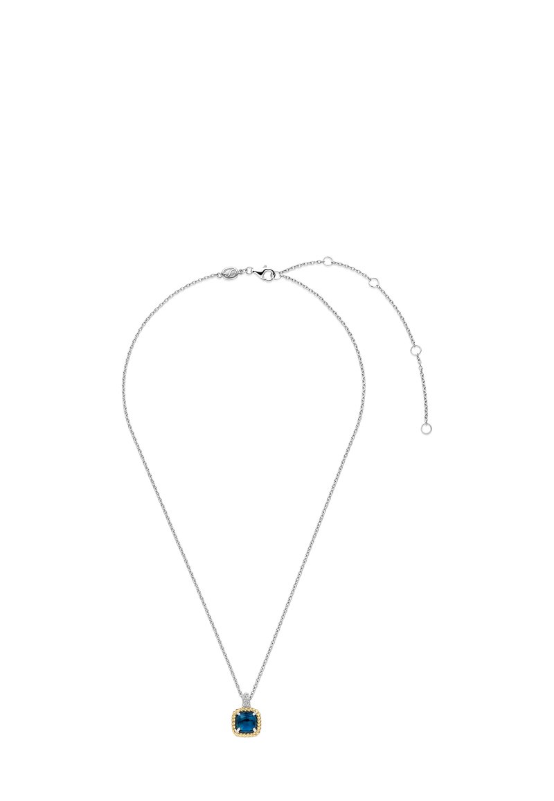 Zilveren ketting met een vierkante blauwe edelsteen hanger in een gouden zetting. Gladde textuur, minimalistisch ontwerp, verstelbare lengte.