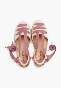 Chaussures tissées roses et crème avec de larges bandes élastiques et des liens en tissu. Semelle en liège naturel ; design plat avec un bout arrondi et un talon ouvert.