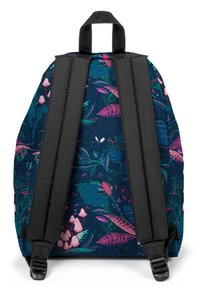 Mochila con un tejido azul oscuro cubierto de coloridos patrones de flores y hojas. Presenta correas anchas negras y un panel trasero acolchado.