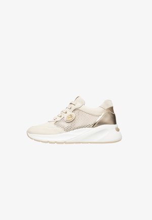 Zapatillas deportivas beige claro con detalles de malla, acentos dorados y suelas de goma blancas. Punta redondeada y diseño con cordones para un ajuste seguro.