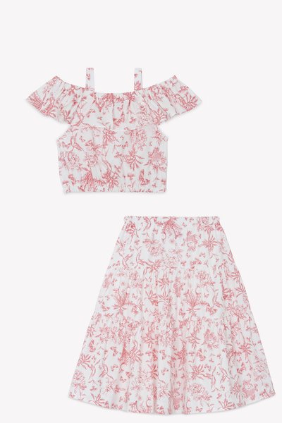 Ensemble deux pièces à motif floral comprenant un crop top blanc avec des manches volantées et une jupe à volants assortie, le tout dans des teintes de rose et blanc.