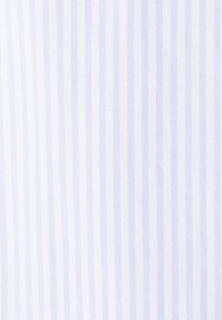 Tissu blanc avec des rayures verticales bleu clair également espacées, montrant une texture tissée lisse et un léger motif diagonal en gros plan.