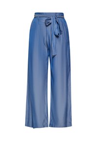 Blauwe wijde broek gemaakt van een glanzende, gladde stof. Heeft een paper-bag taille met een gestrikte riem en geen zichtbare zakken.