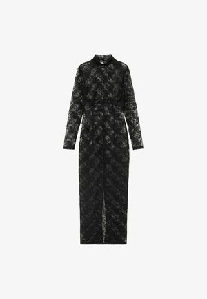 Vestido de encaje negro con mangas largas, cuello alto y abertura frontal. Textura transparente con patrón floral, silueta ajustada, diseño hasta los tobillos.