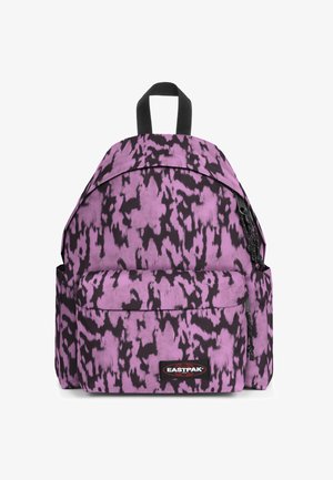 Zaino Eastpak viola e nero con motivo a fantasia, caratterizzato da una forma arrotondata, tasca frontale, maniglia superiore e spallacci regolabili.