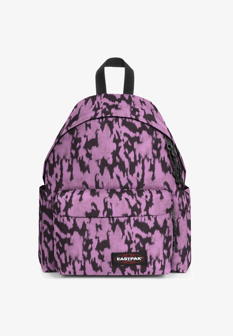 Sac à dos Eastpak à motifs violet et noir, présentant une forme arrondie, une poche avant, une poignée supérieure et des bretelles réglables.