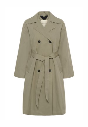 Béžový dvojradový trenčkot so širokým klopami, čiernymi gombíkmi, dlhými rukávmi a zodpovedajúcim látkovým opaskom previazaným v páse.