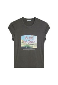 Tmavosivá krátky rukáv tričko s retro grafikou s textom „Posledná, posledná šanca!“ a ilustráciou vintage auta.